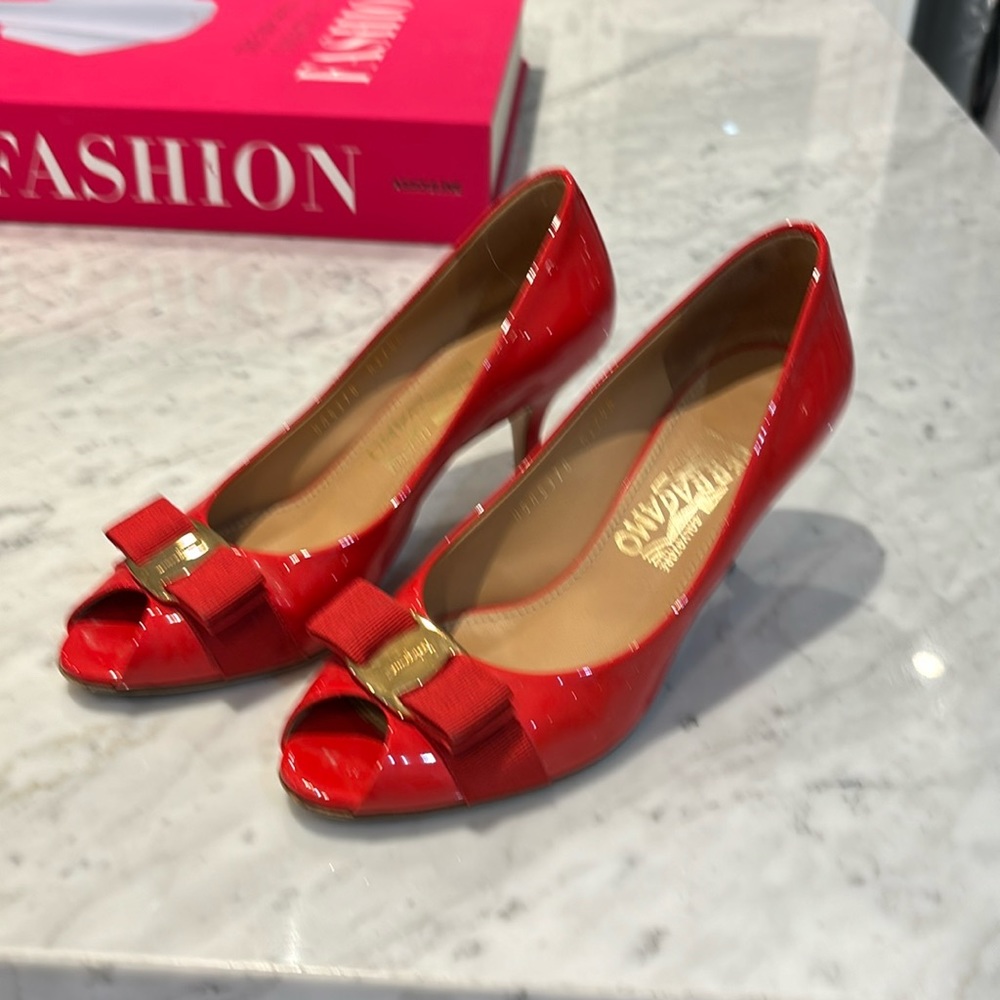 Ferragamo open to pattern kitten heel